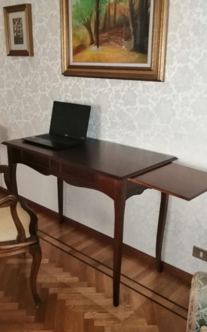 Scrivania bicolore noce e bianco con cassetti chiusi, arredamento classico